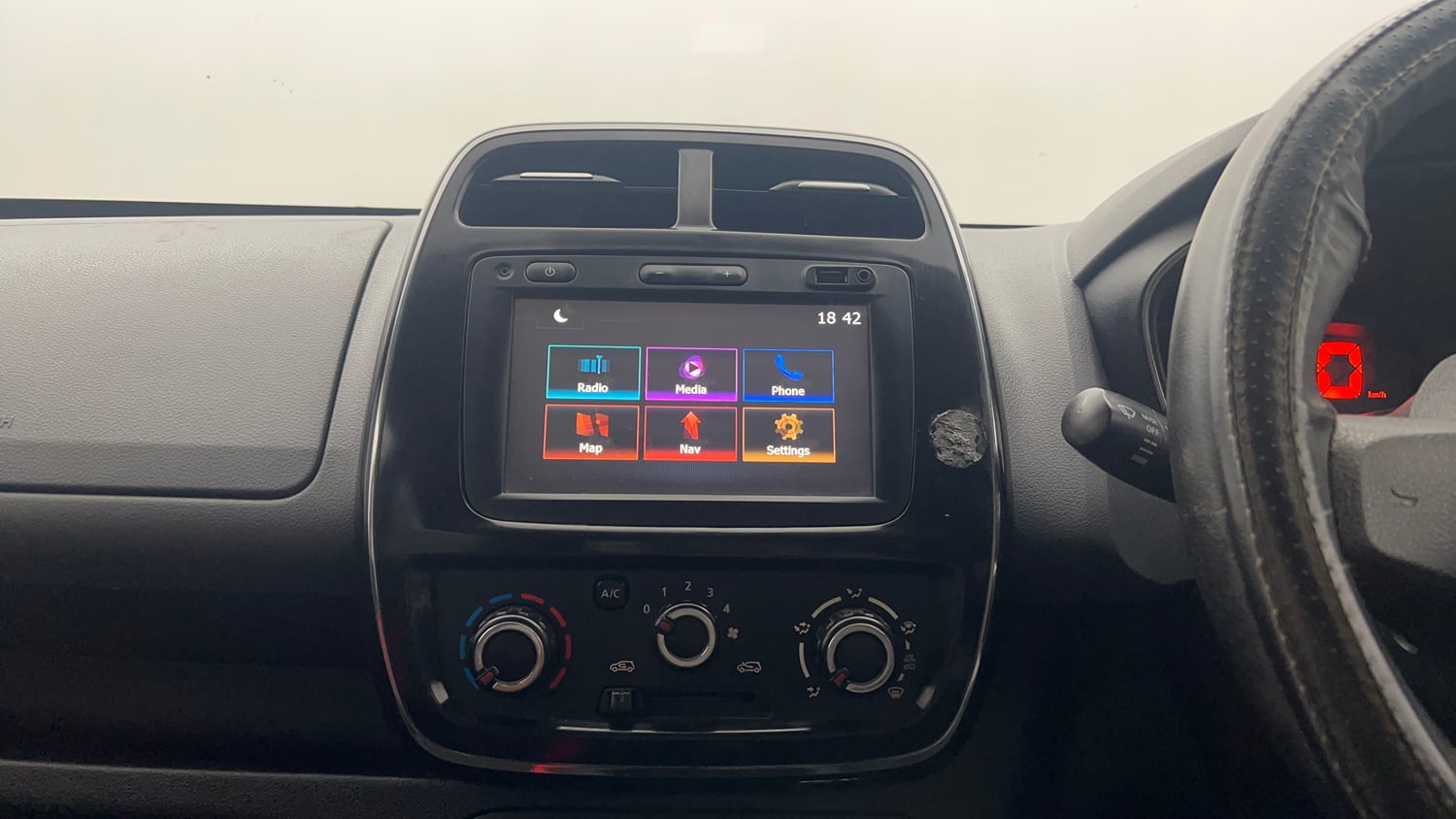 Used 2017 Renault Kwid 1.0 RXT AMT Opt Petrol Automatic interior MUSIC SYSTEM & AC CONTROL VIEW