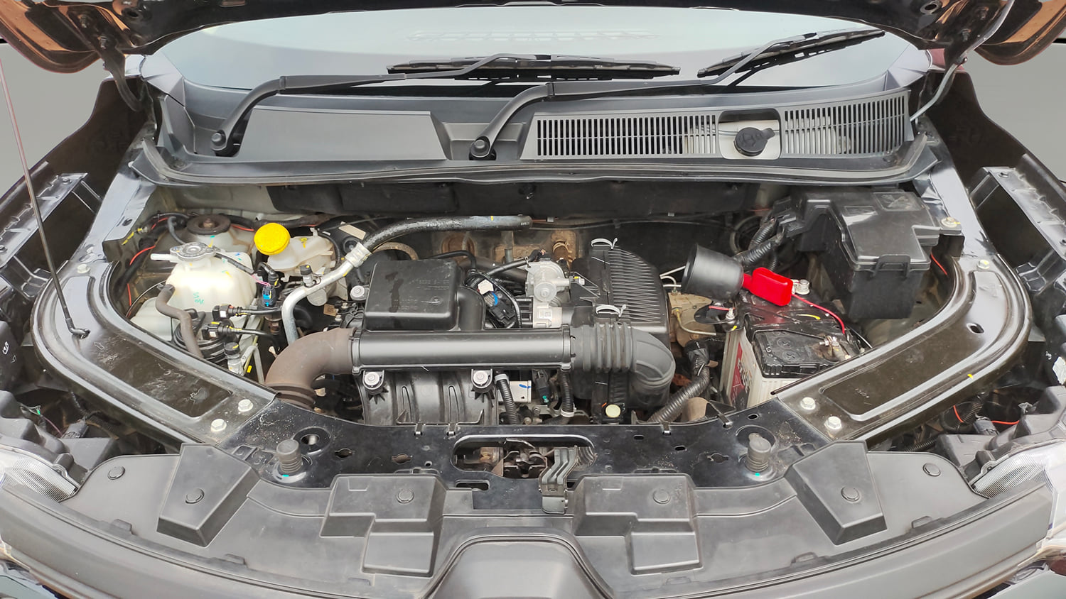 Used 2024 Renault Kiger RXE Petrol Manual engine ENGINE & BONNET OPEN FRONT VIEW
