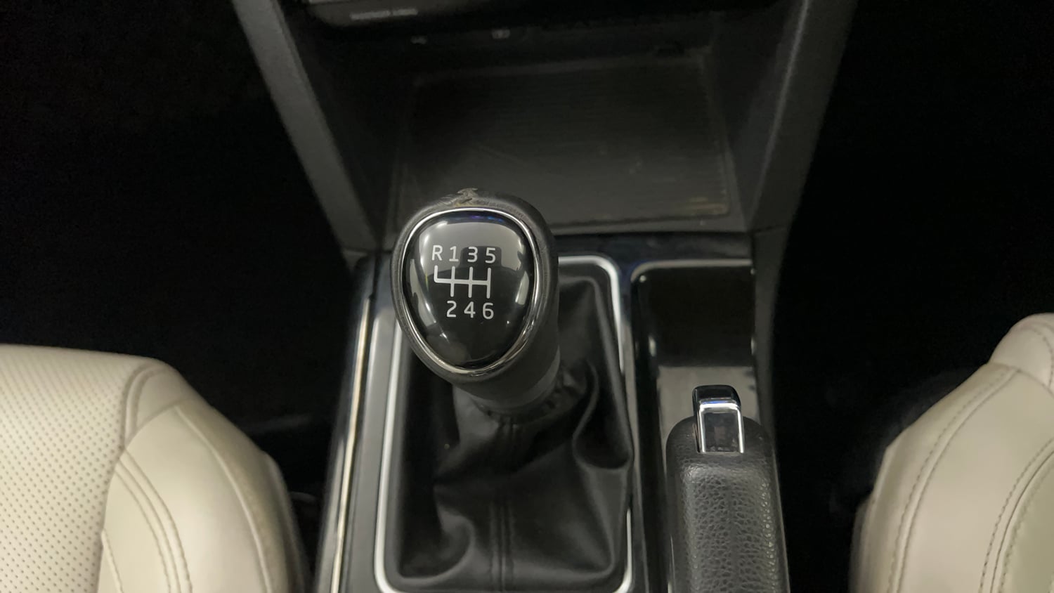Used 2024 Mahindra XUV700 AX7 Diesel MT 7 STR Diesel Manual interior GEAR  KNOB VIEW