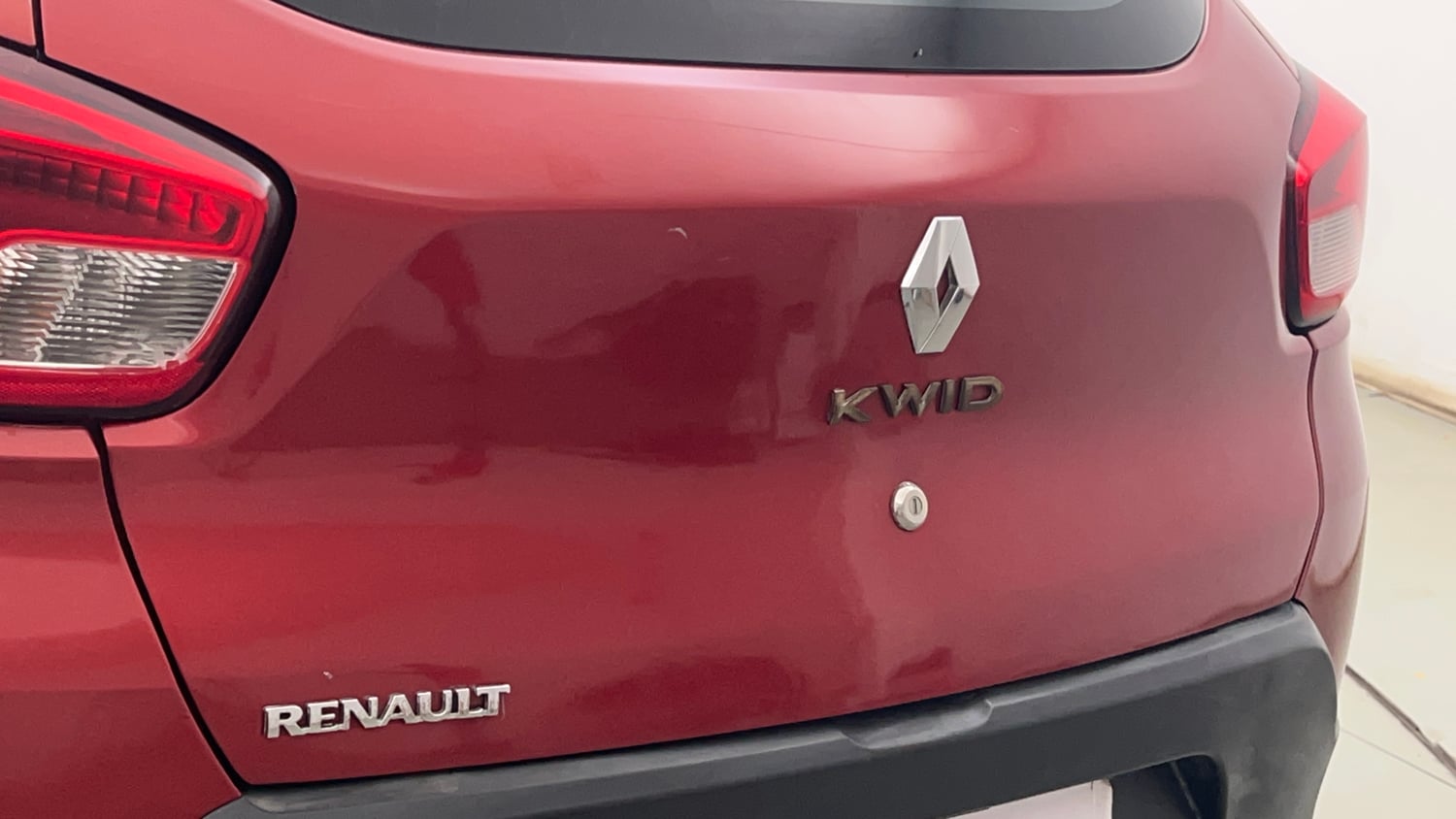 Used 2017 Renault Kwid 1.0 RXT AMT Opt Petrol Automatic dents MINOR SCRATCH