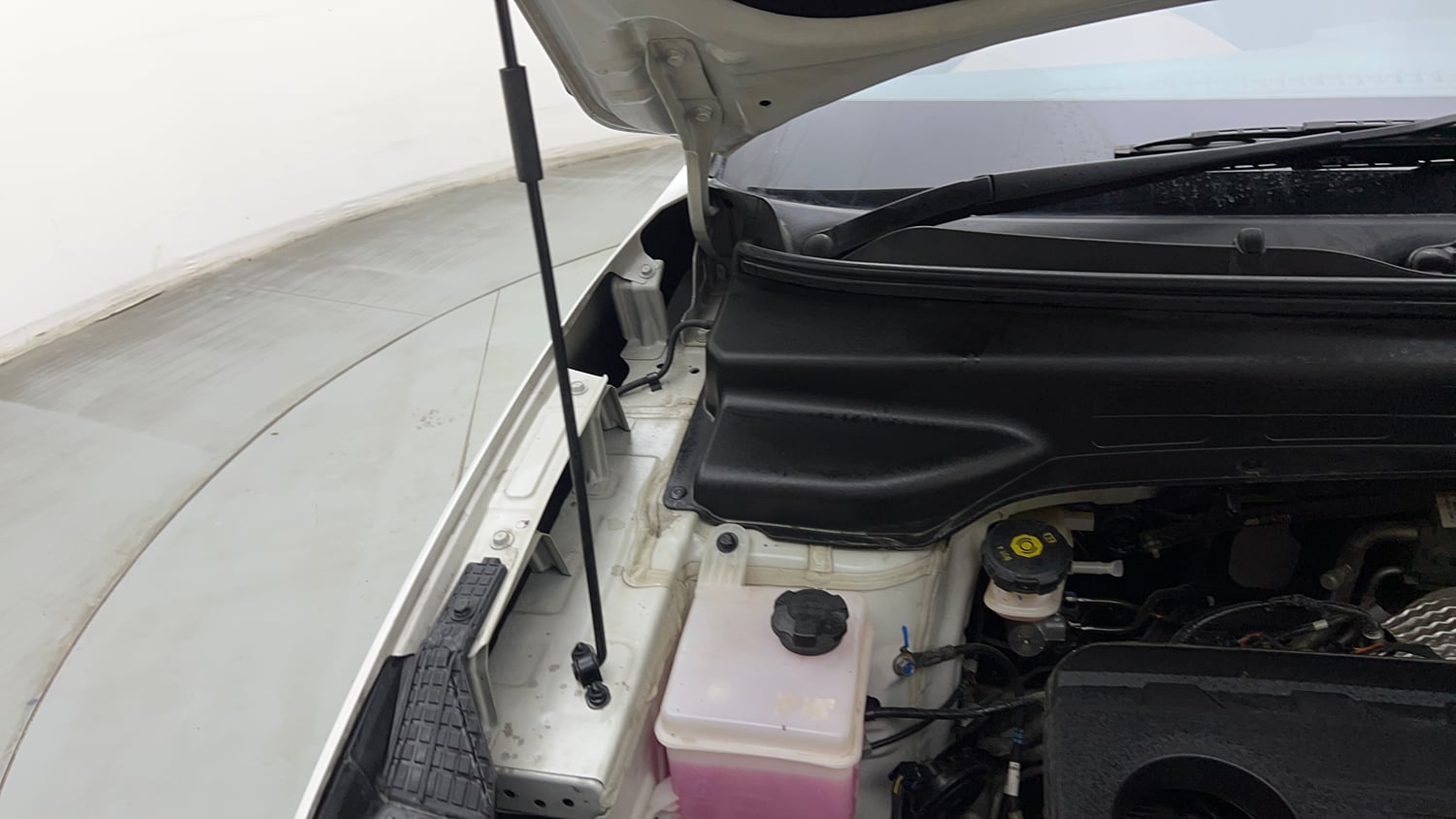 Used 2024 Hyundai Alcazar Platinum (O) 7 Seater 1.5 Diesel AT Diesel Automatic engine ENGINE RIGHT SIDE HINGE & APRON VIEW