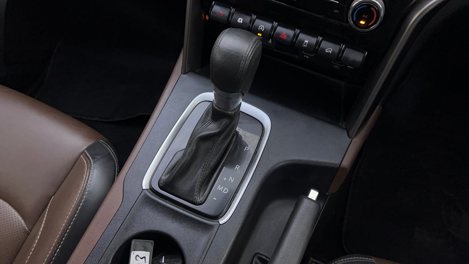 Used 2022 Mahindra Scorpio N Z8 L Petrol AT 6 STR Petrol Automatic interior GEAR  KNOB VIEW