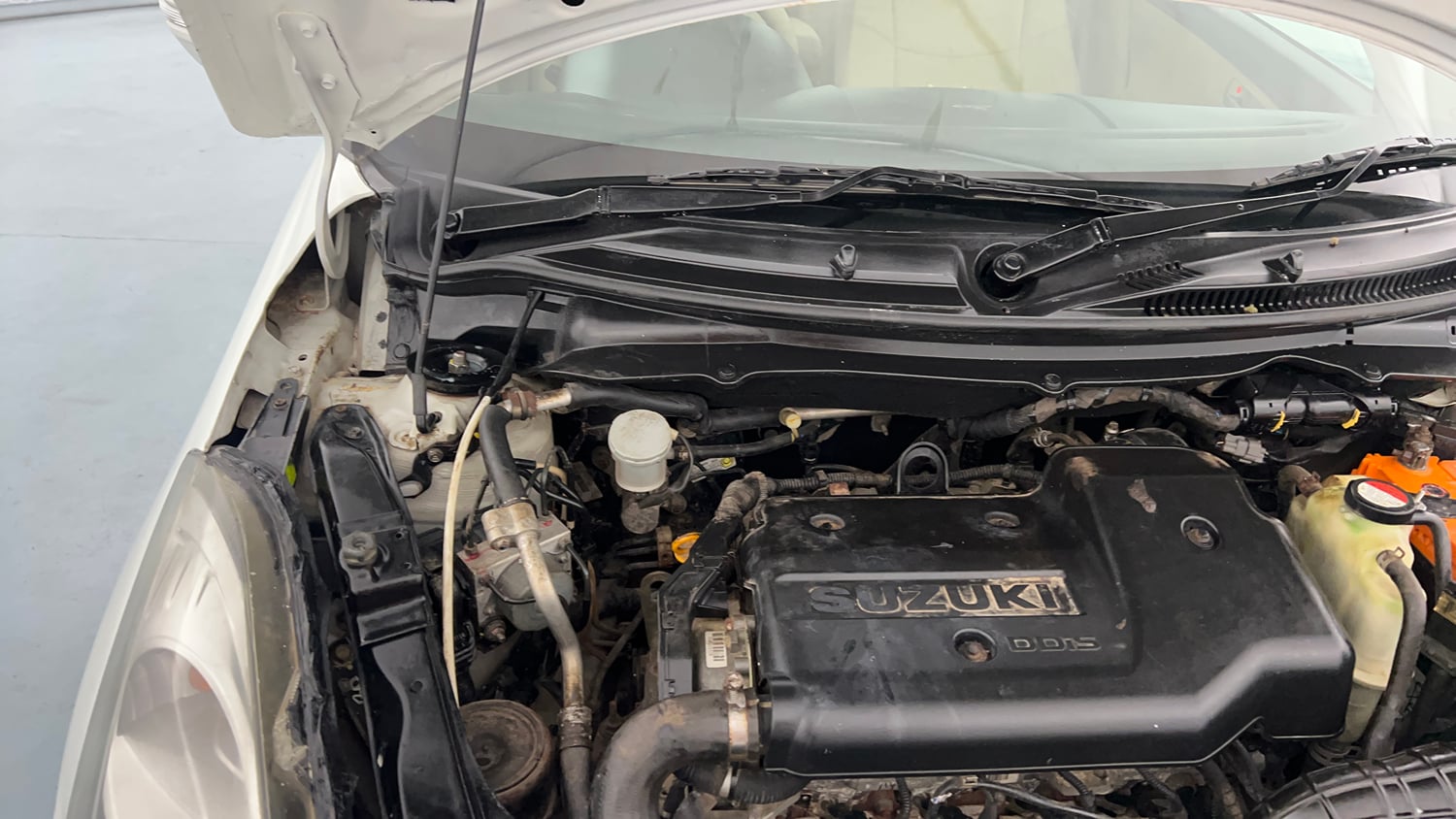 Used 2016 Maruti Suzuki Swift Dzire VDI Diesel Manual engine ENGINE RIGHT SIDE HINGE & APRON VIEW