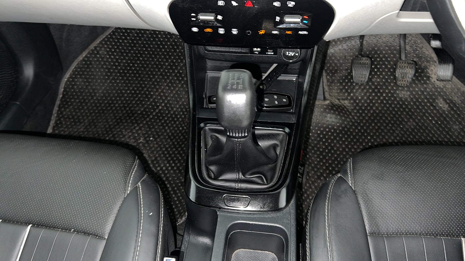 Used 2025 Tata Altroz Accomplished S Diesel 5MT Diesel Manual interior GEAR  KNOB VIEW