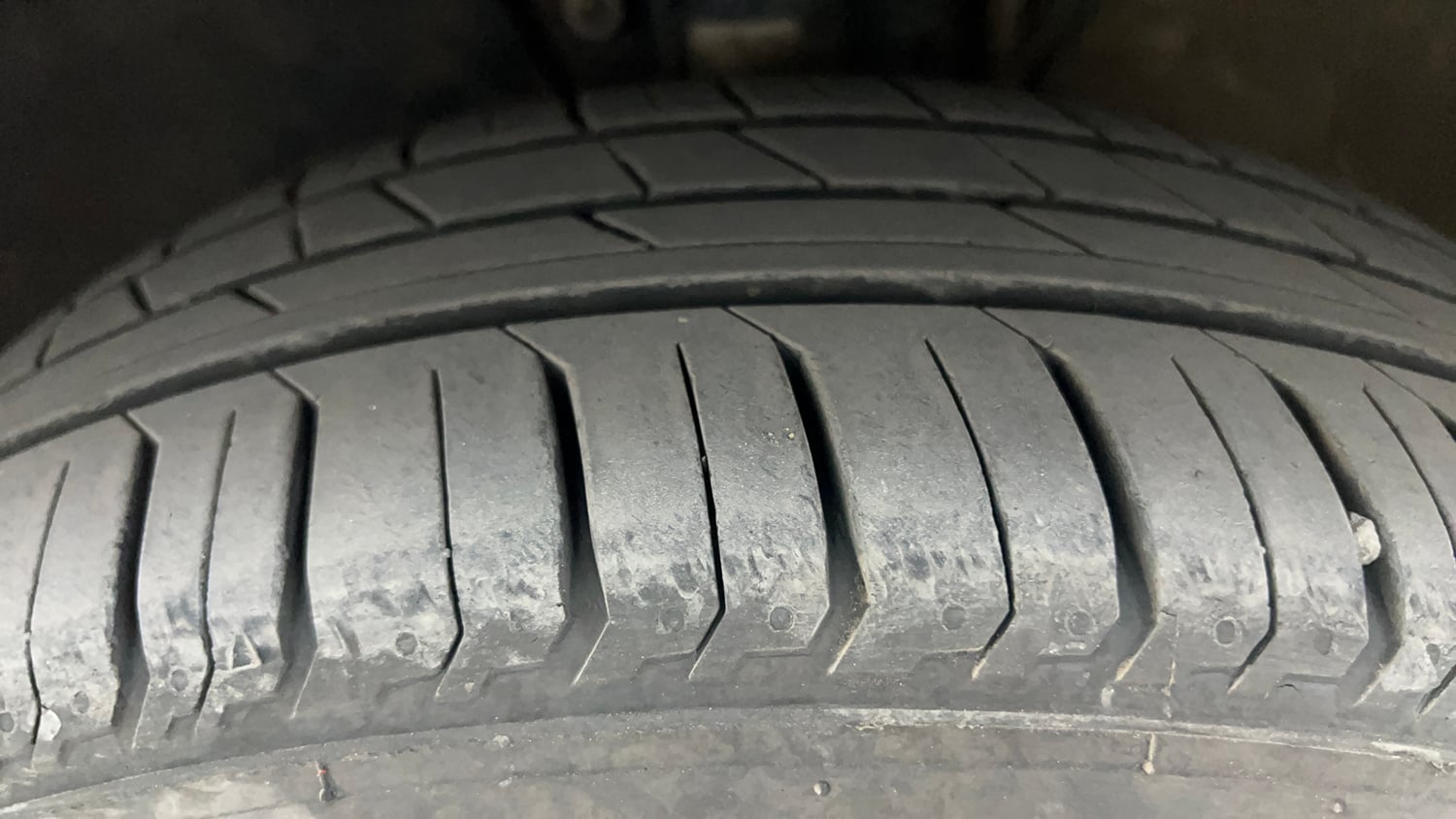 Used 2016 Volkswagen Ameo Comfortline 1.2L (P) Petrol Manual tyres LEFT FRONT TYRE TREAD VIEW