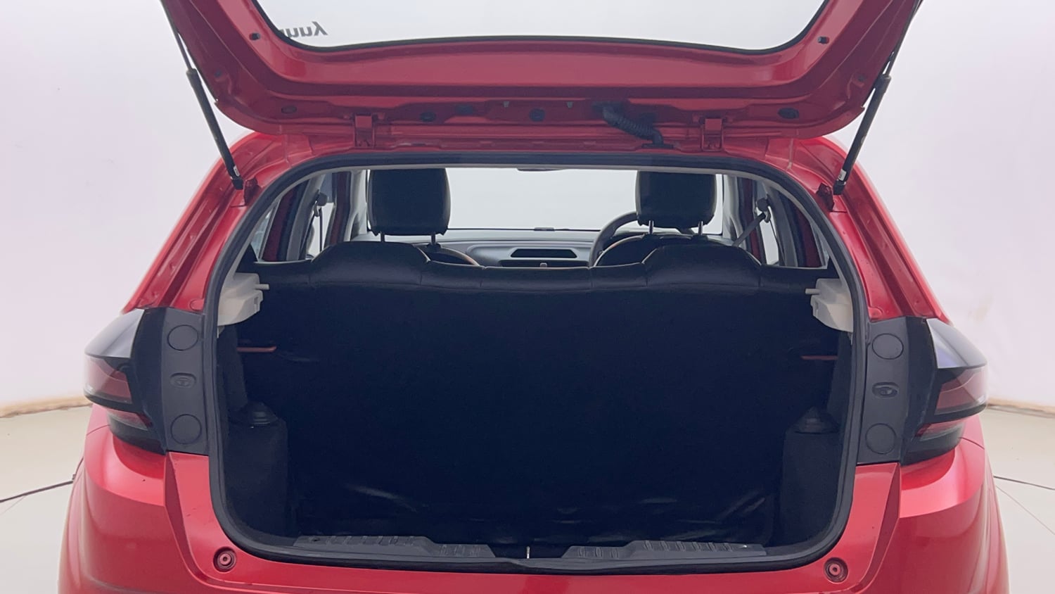 Used 2020 Tata Altroz XE Petrol Petrol Manual interior DICKY INSIDE VIEW