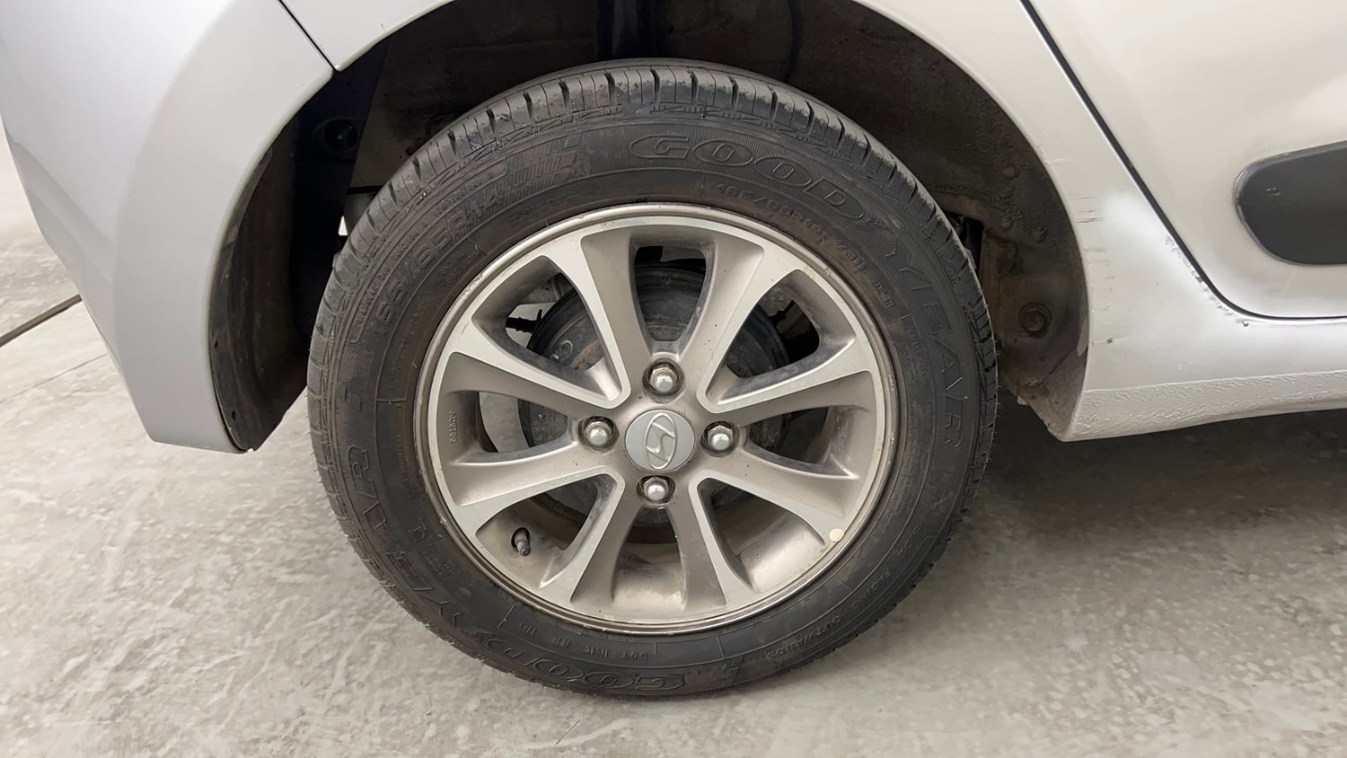 Used 2016 Hyundai Grand i10 Asta AT 1.2 Kappa VTVT Petrol Automatic tyres RIGHT REAR TYRE RIM VIEW