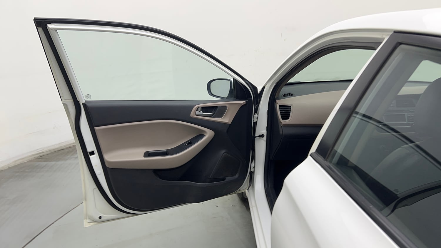 Used 2016 Hyundai Elite i20 Sportz 1.2 Petrol Manual interior LEFT FRONT DOOR OPEN VIEW