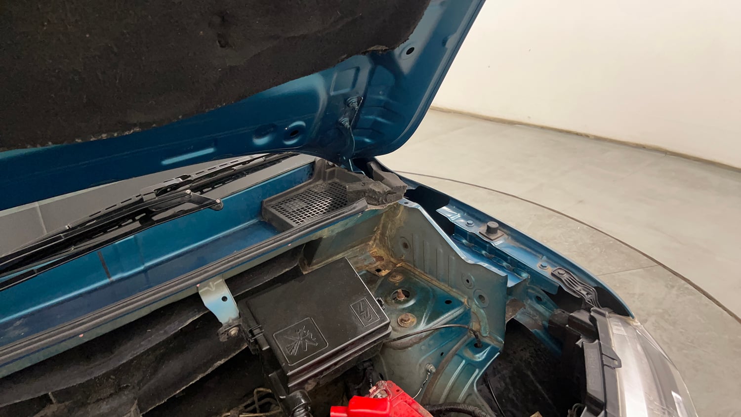 Used 2020 Renault Kwid CLIMBER 1.0 Opt Petrol Manual engine ENGINE LEFT SIDE HINGE & APRON VIEW