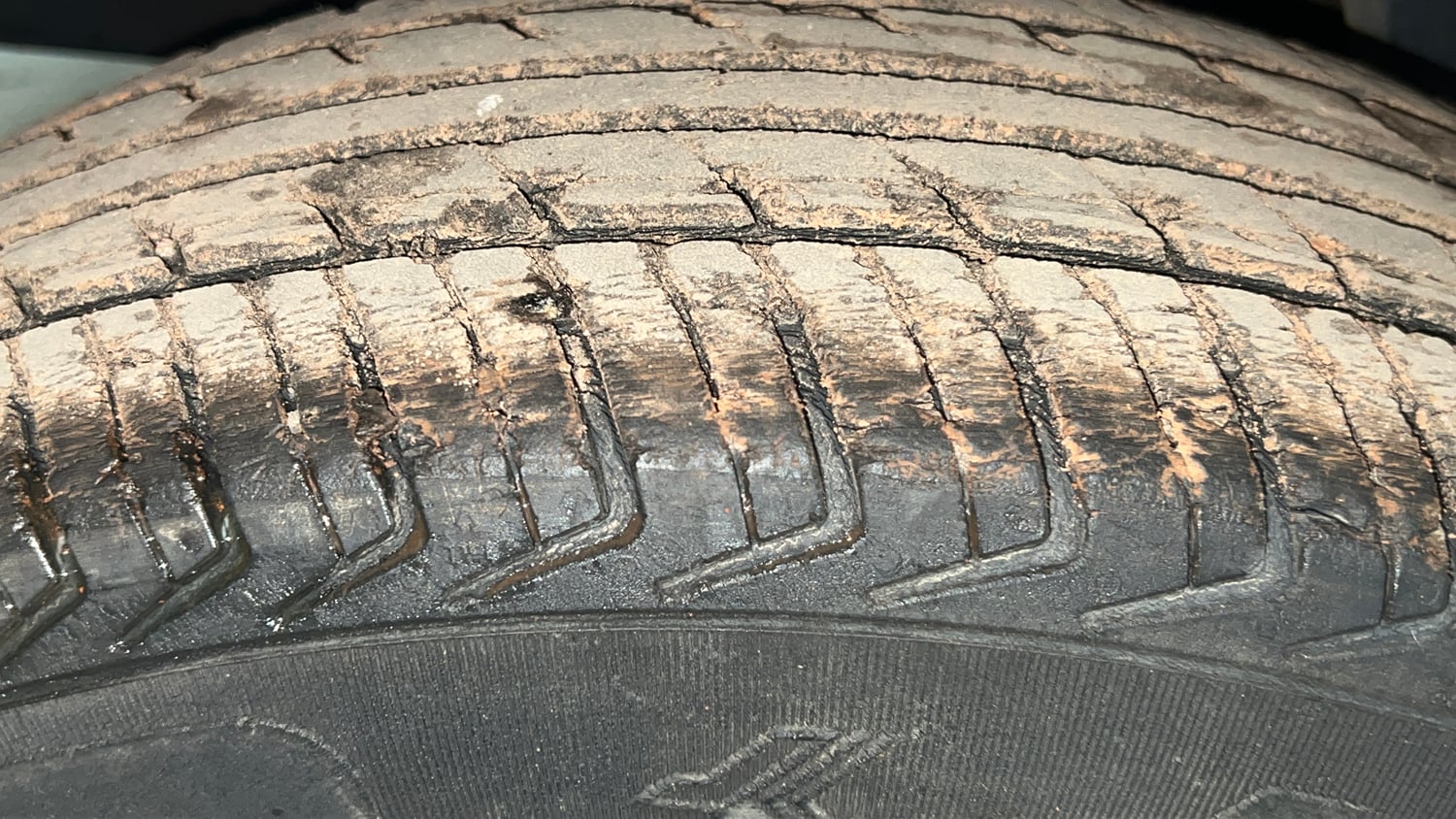 Used 2017 Renault Kwid 1.0 RXT AMT Opt Petrol Automatic tyres RIGHT REAR TYRE TREAD VIEW