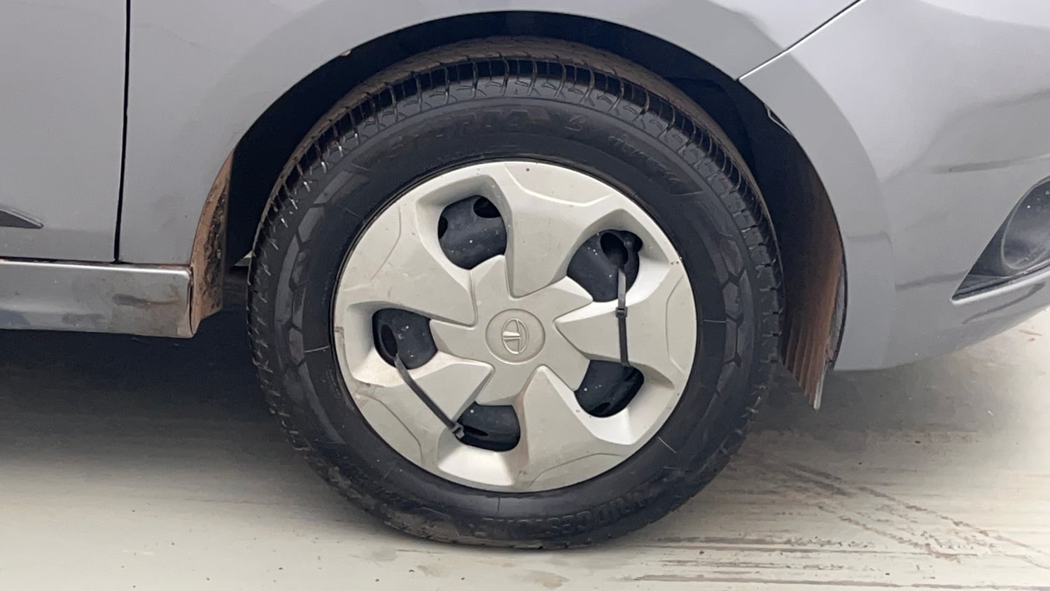 Used 2020 Tata Tigor Revotron XZ Petrol Manual tyres RIGHT FRONT TYRE RIM VIEW