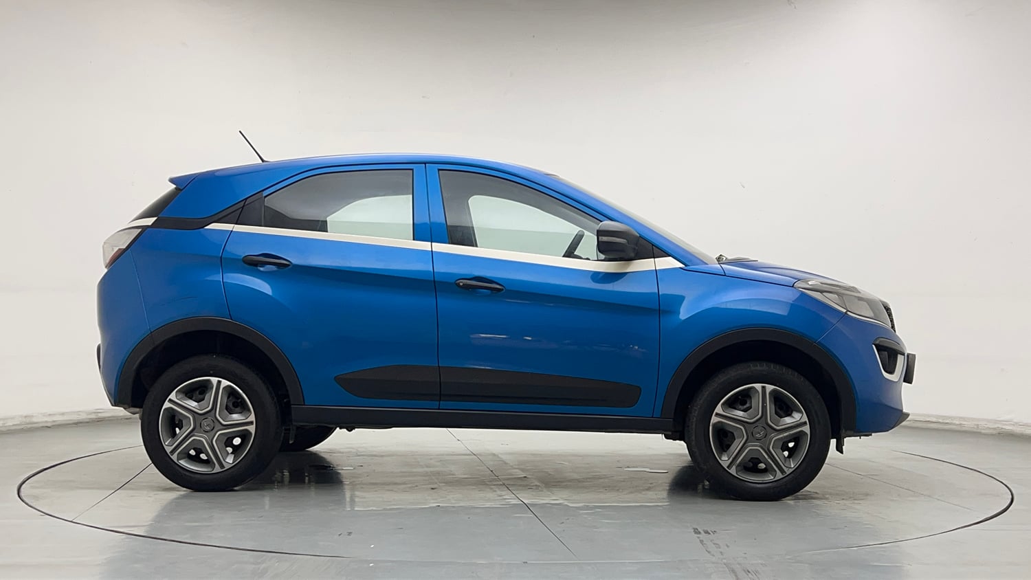 Used 2018 Tata Nexon XM Petrol Manual exterior RIGHT SIDE VIEW