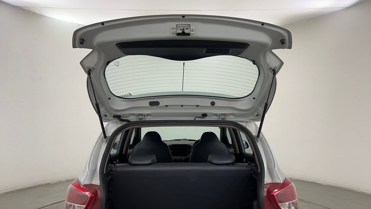 Used 2016 Hyundai Grand i10 Asta AT 1.2 Kappa VTVT Petrol Automatic interior DICKY DOOR OPEN VIEW