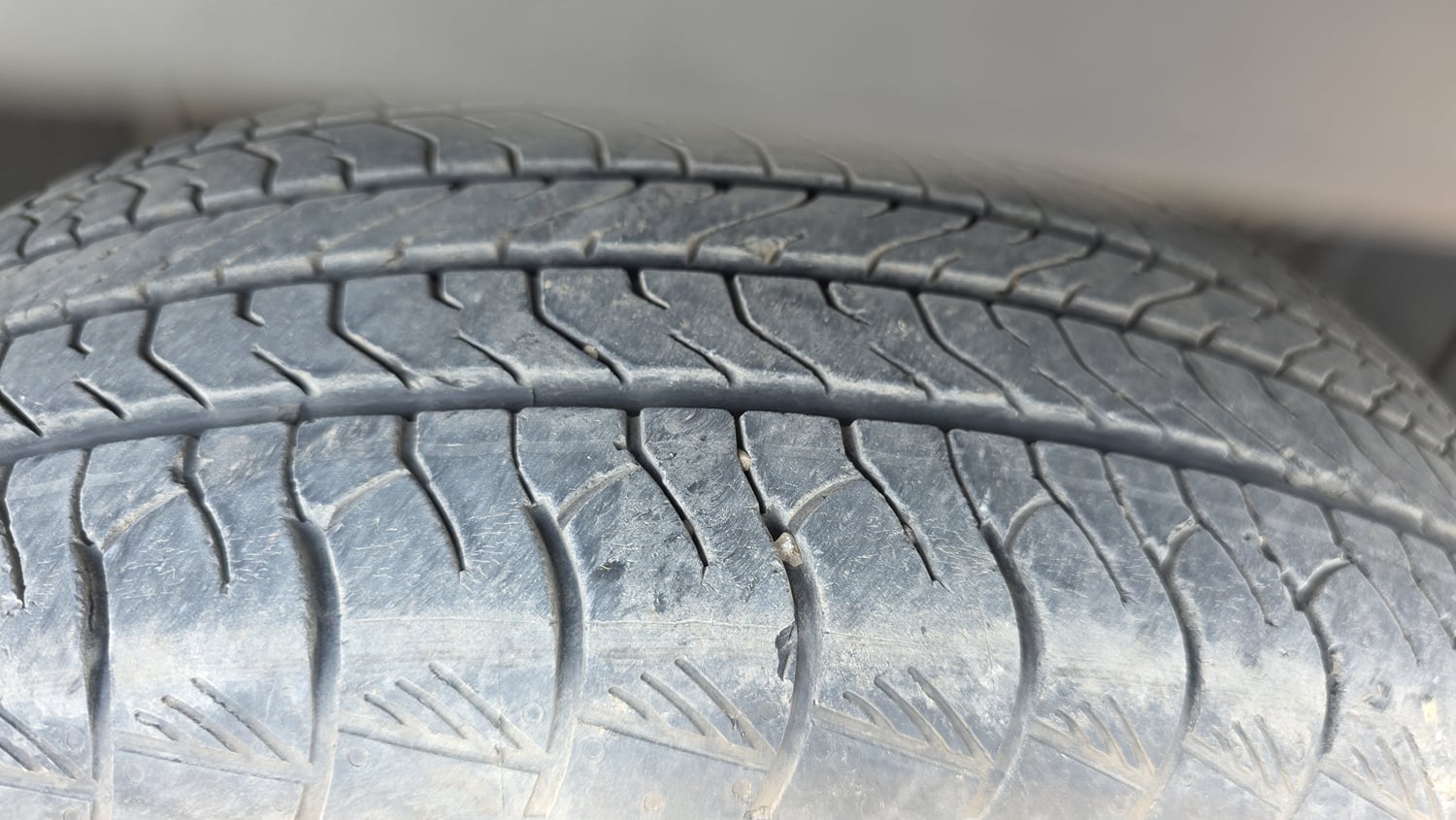 Used 2023 Maruti Suzuki Grand Vitara Zeta Smart Hybrid Petrol Manual tyres RIGHT FRONT TYRE TREAD VIEW