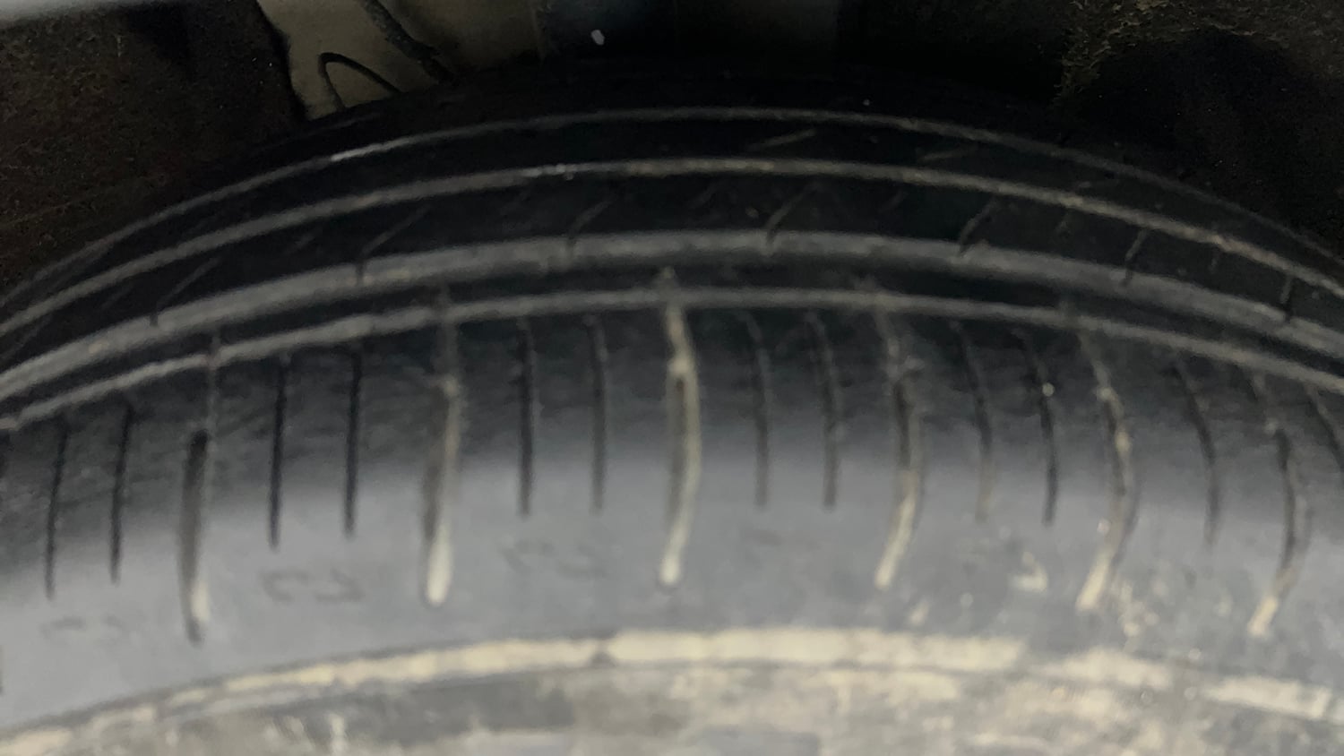Used 2022 Mahindra XUV700 AX 5 Petrol MT 7 STR Petrol Manual tyres RIGHT FRONT TYRE TREAD VIEW