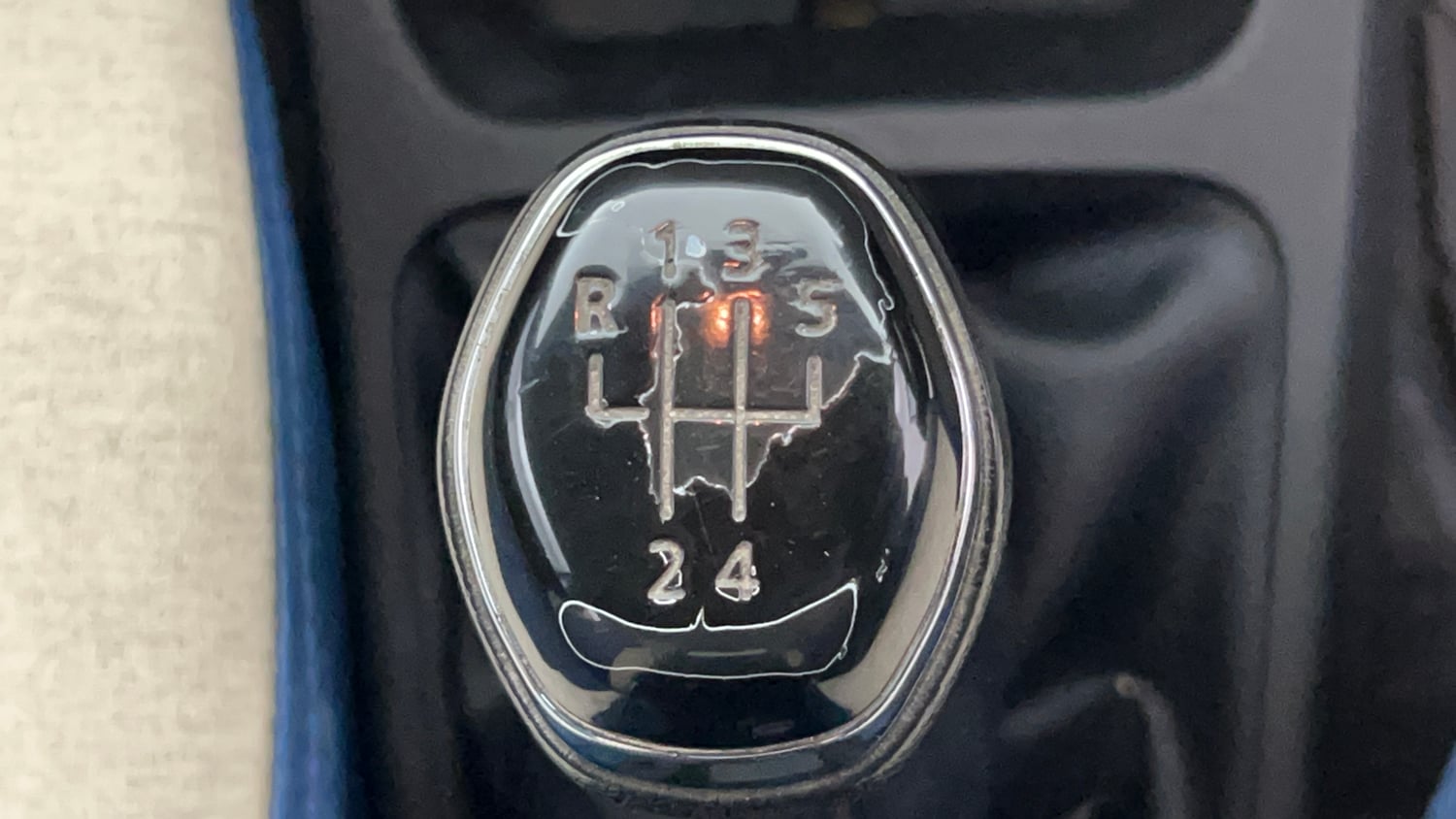 Used 2022 Renault Kwid RXT 1.0 (O) Petrol Manual interior GEAR  KNOB VIEW