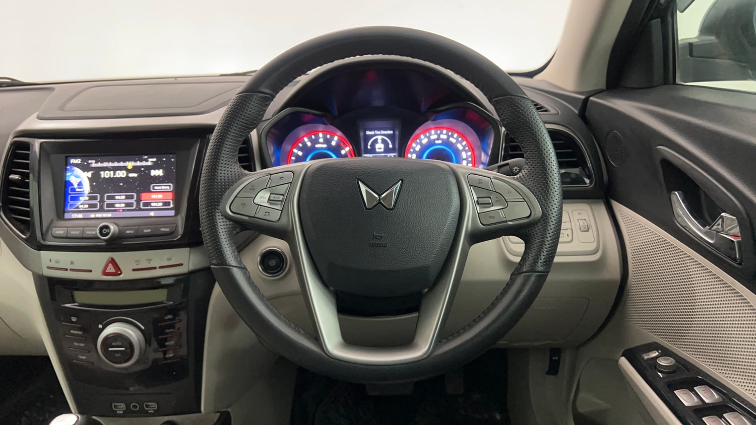 Used 2023 Mahindra XUV 300 W8 (O) 1.2 Petrol AMT Petrol Automatic interior STEERING VIEW