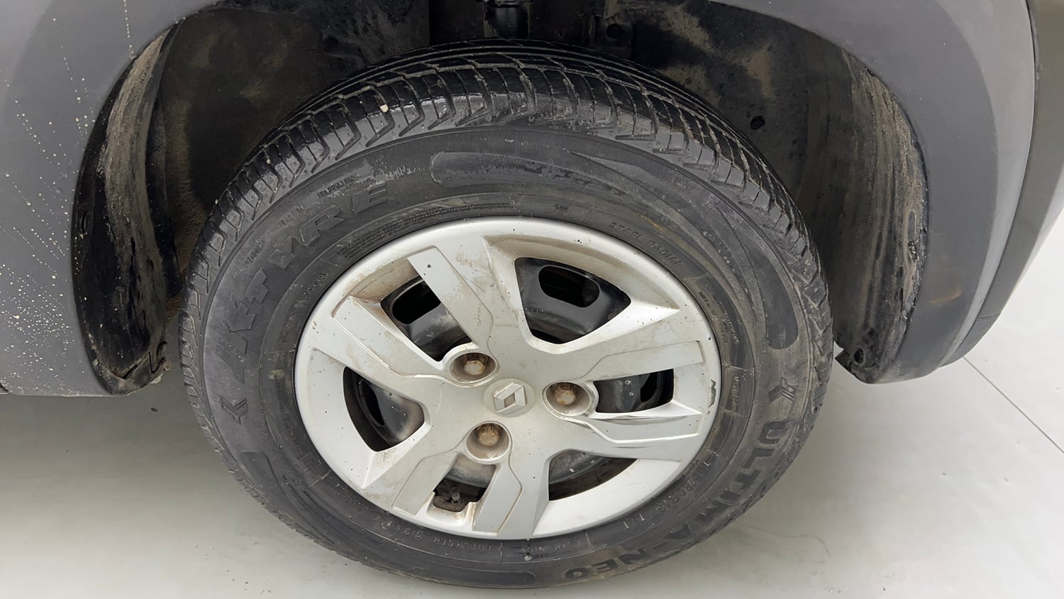 Used 2017 Renault Kwid 1.0 RXT AMT Opt Petrol Automatic tyres RIGHT FRONT TYRE RIM VIEW