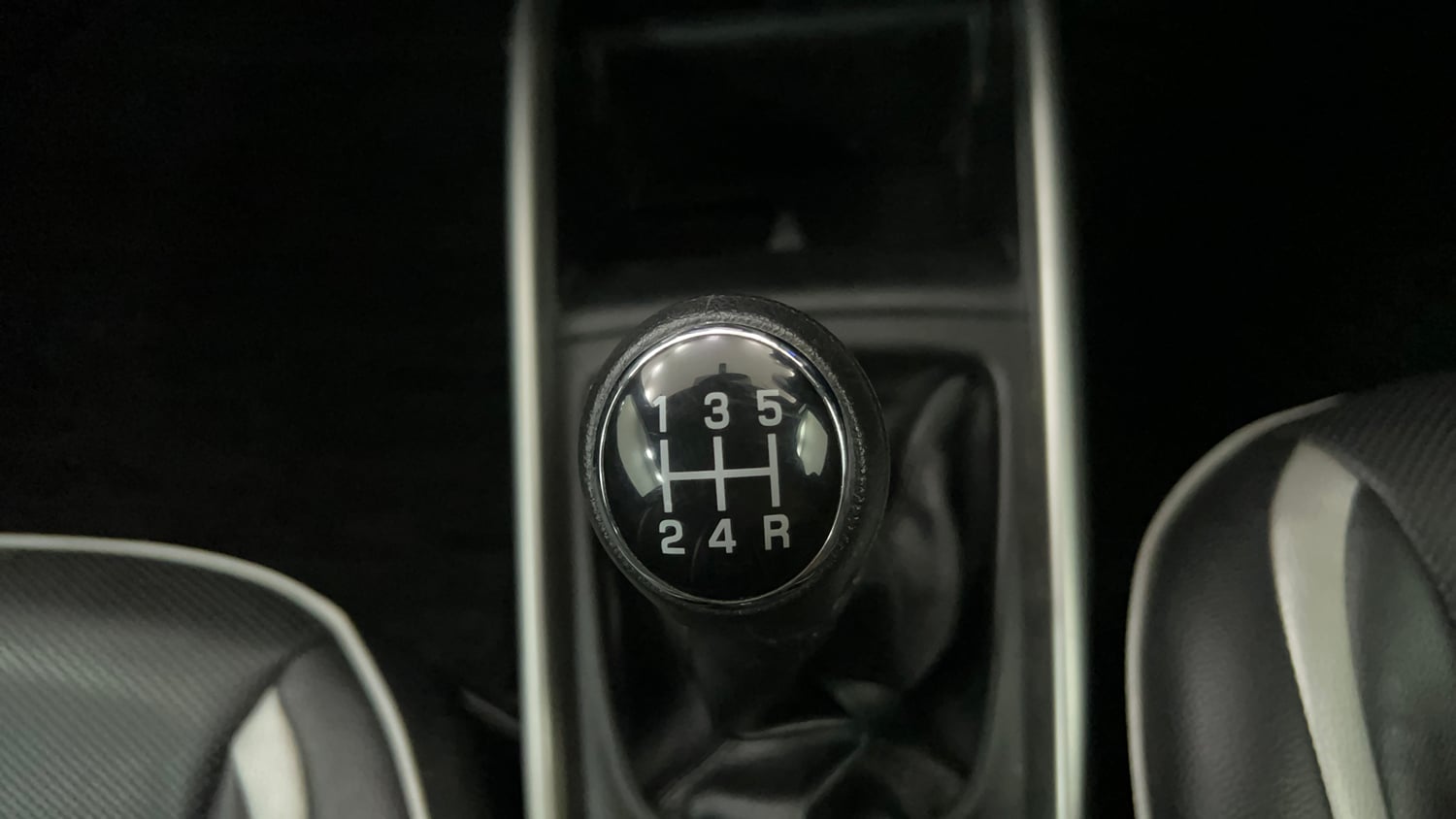 Used 2016 Maruti Suzuki Baleno Alpha 1.2 Petrol Manual interior GEAR  KNOB VIEW