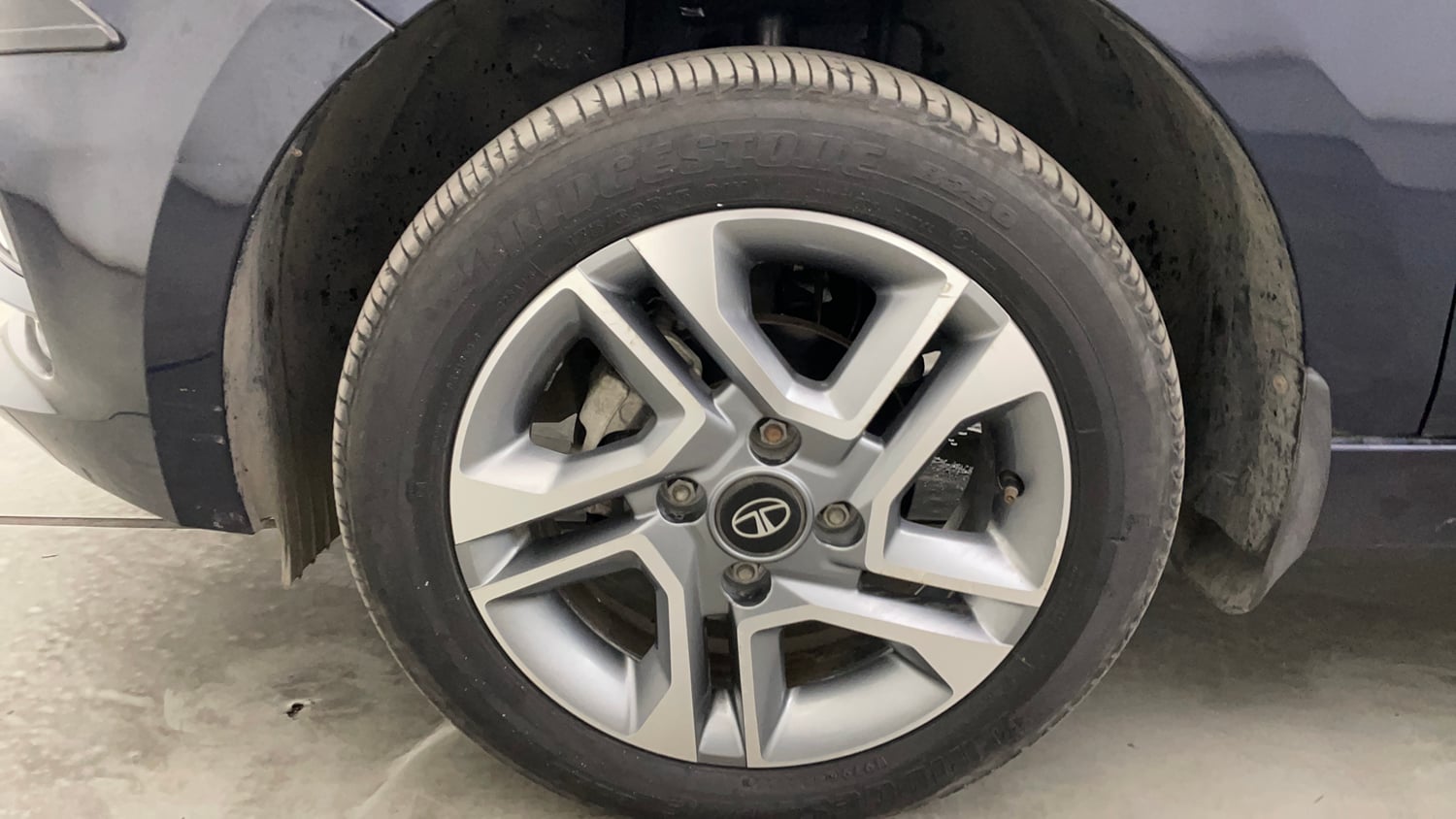 Used 2022 Tata Tigor XZA Plus Petrol Automatic tyres LEFT FRONT TYRE RIM VIEW