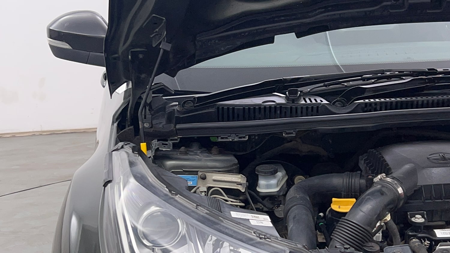 Used 2020 Tata Nexon XZ Plus (O) Dual Tone Petrol Manual engine ENGINE RIGHT SIDE HINGE & APRON VIEW
