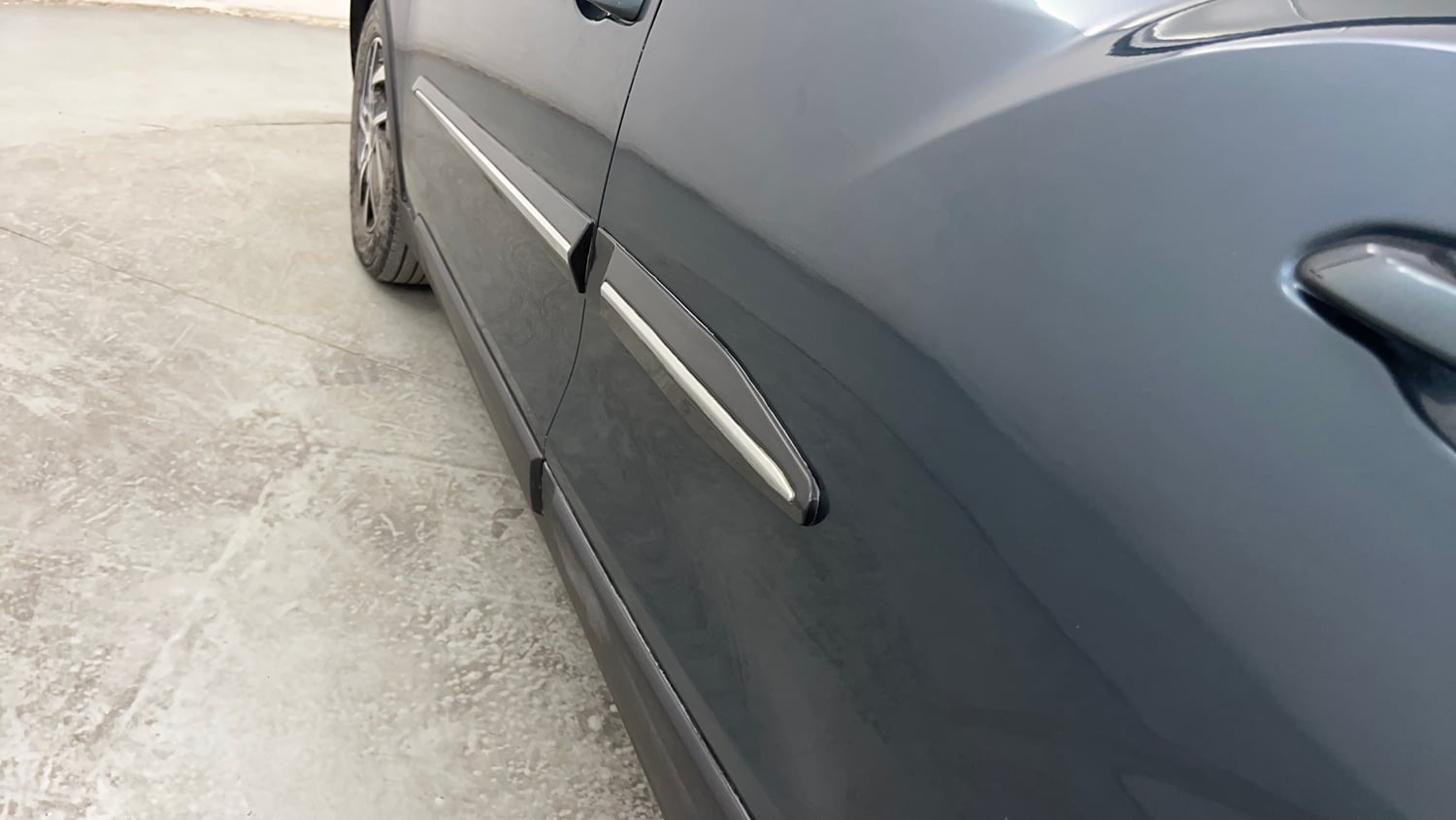 Used 2023 Mahindra XUV 300 W8 (O) 1.2 Petrol AMT Petrol Automatic dents MINOR SCRATCH