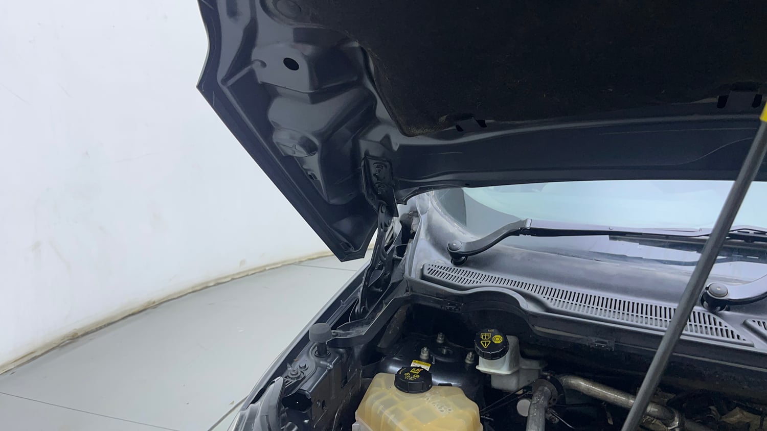 Used 2017 Ford EcoSport Titanium 1.5L Ti-VCT Petrol Manual engine ENGINE RIGHT SIDE HINGE & APRON VIEW
