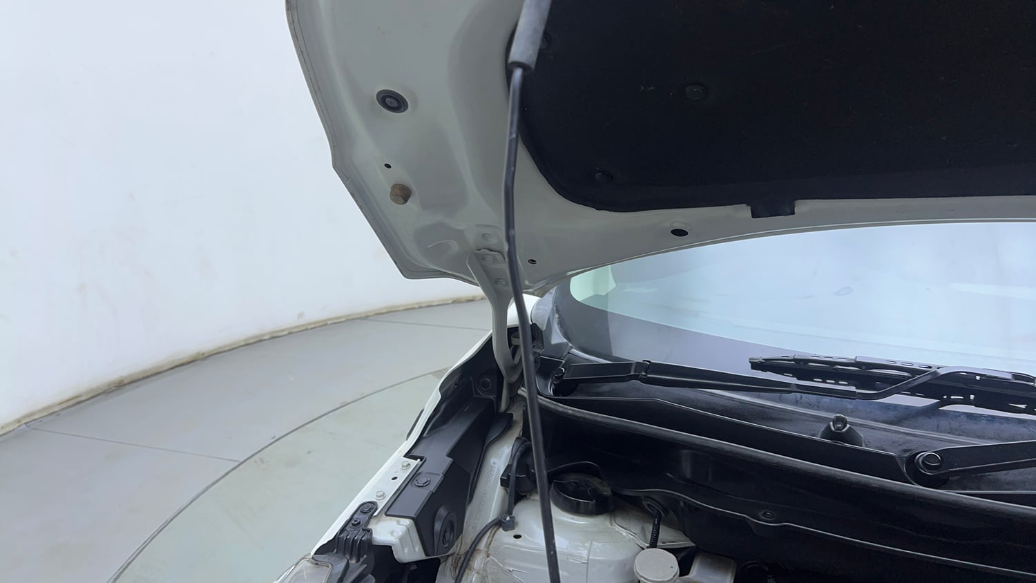 Used 2023 Maruti Suzuki XL6 Zeta AT Petrol Petrol Automatic engine ENGINE RIGHT SIDE HINGE & APRON VIEW