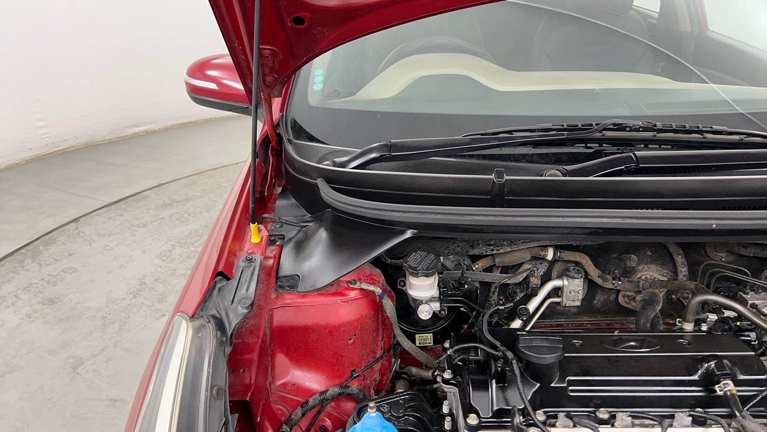 Used 2015 Hyundai Elite i20 Asta 1.2 Petrol Manual engine ENGINE RIGHT SIDE HINGE & APRON VIEW