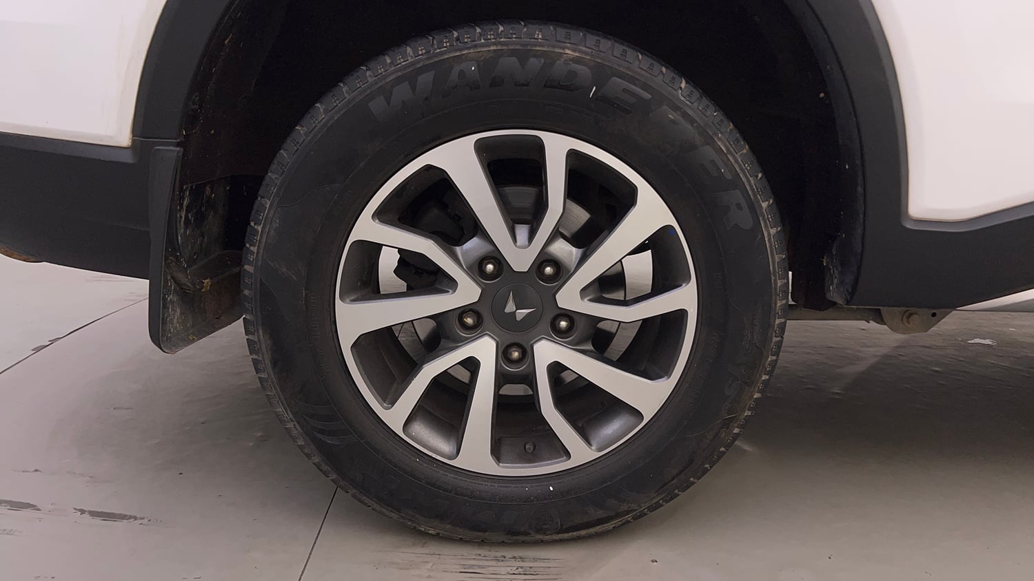 Used 2022 Mahindra Scorpio N Z8 L Petrol AT 6 STR Petrol Automatic tyres RIGHT REAR TYRE RIM VIEW