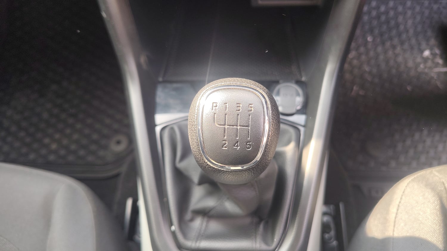 Used 2022 Skoda Kushaq Active 1.0 TSI MT Petrol Manual interior GEAR  KNOB VIEW
