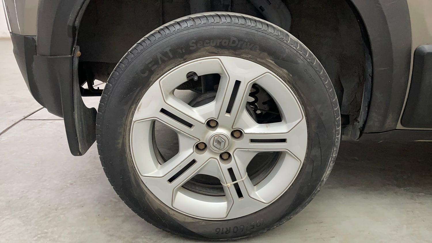 Used 2021 Renault Kiger RXT 1.0 Turbo MT Petrol Manual tyres RIGHT REAR TYRE RIM VIEW