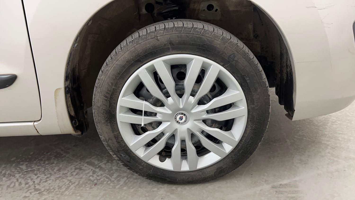Used 2015 Maruti Suzuki Wagon R VXI Petrol Manual tyres RIGHT FRONT TYRE RIM VIEW