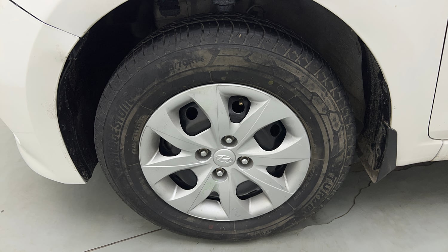 Used 2016 Hyundai Elite i20 Sportz 1.2 Petrol Manual tyres LEFT FRONT TYRE RIM VIEW