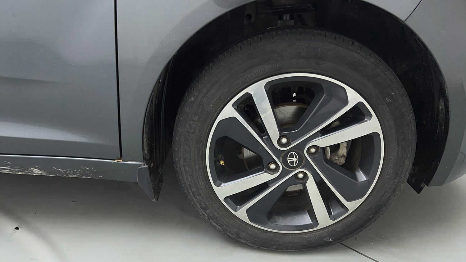 Used 2025 Tata Altroz XZA Petrol Petrol Automatic tyres RIGHT FRONT TYRE RIM VIEW