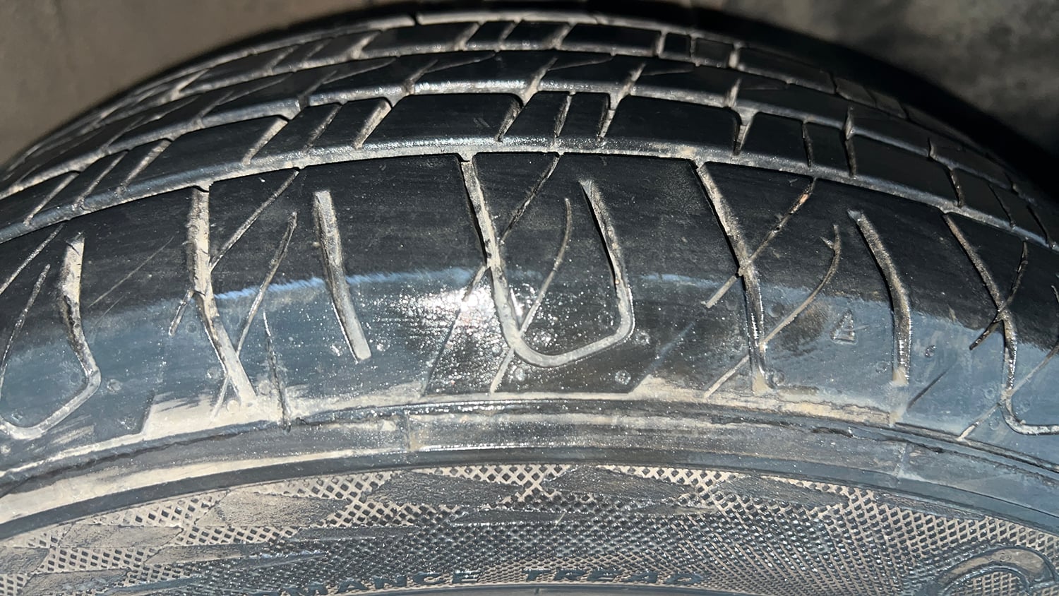 Used 2022 Kia Carens Prestige Plus 1.4 Petrol MT 7 STR Petrol Manual tyres RIGHT FRONT TYRE TREAD VIEW