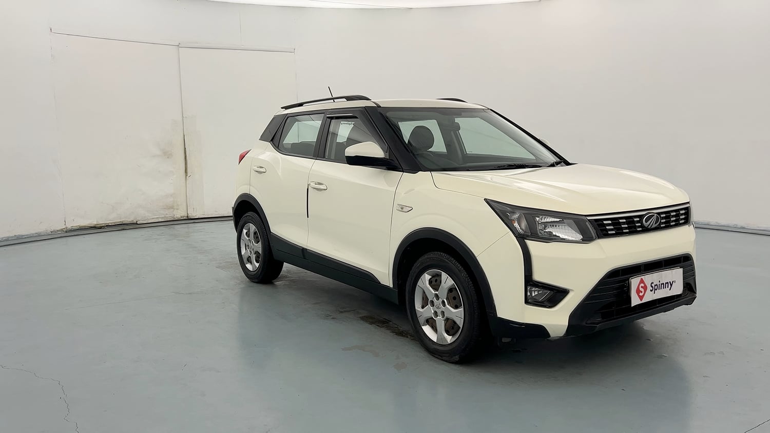Used 2021 Mahindra XUV 300 W6 1.2 Petrol Petrol Manual exterior RIGHT FRONT CORNER VIEW