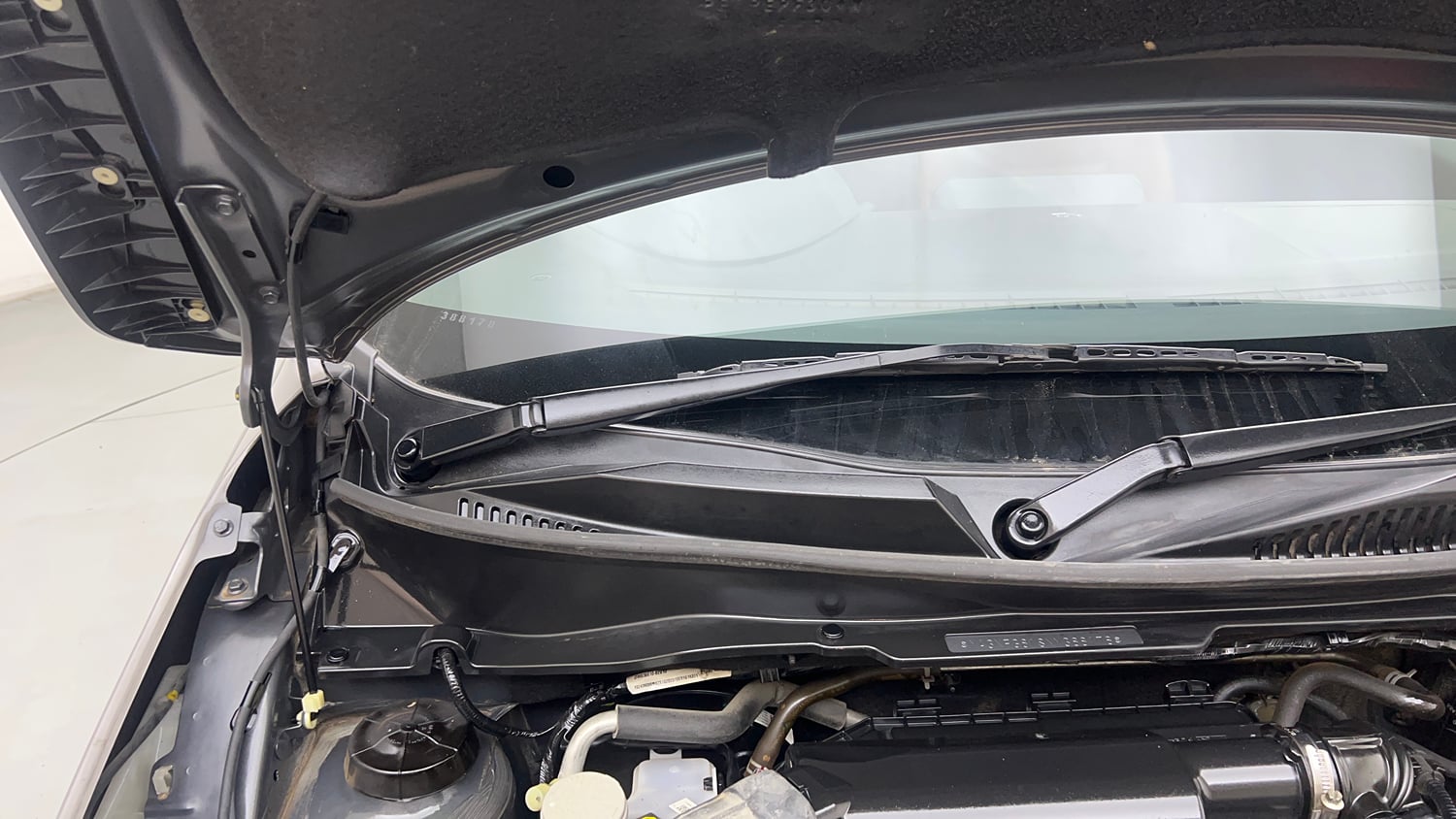 Used 2022 Maruti Suzuki Ignis Delta 1.2 MT Petrol Manual engine ENGINE RIGHT SIDE HINGE & APRON VIEW