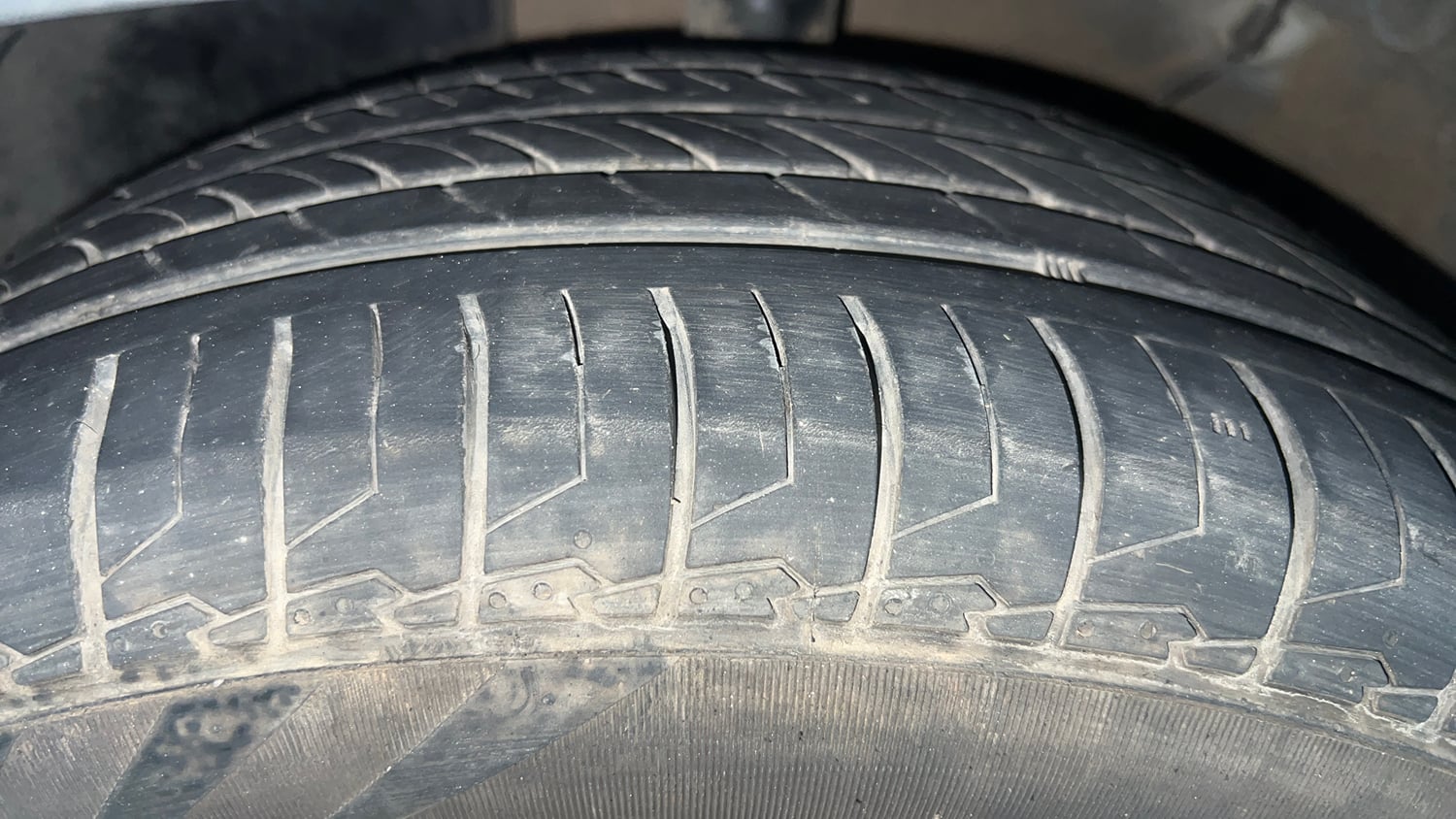 Used 2023 Kia Sonet HTX 1.5 Diesel Manual tyres LEFT FRONT TYRE TREAD VIEW
