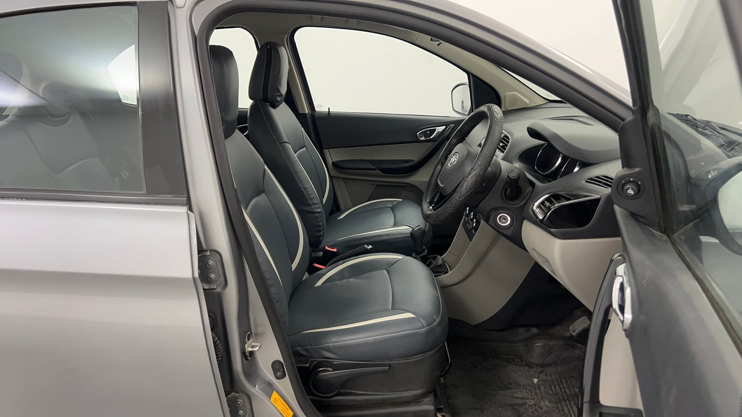Used 2018 Tata Tiago Revotron XZ Petrol Manual interior RIGHT SIDE FRONT DOOR CABIN VIEW