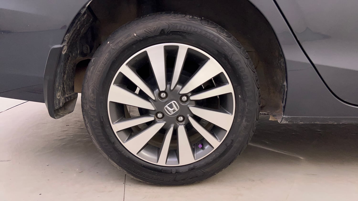 Used 2024 Honda City VX Petrol MT Petrol Manual tyres RIGHT REAR TYRE RIM VIEW