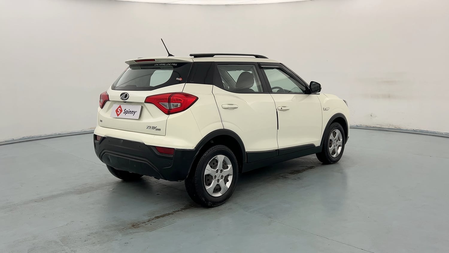Used 2021 Mahindra XUV 300 W6 1.2 Petrol Petrol Manual exterior RIGHT REAR CORNER VIEW