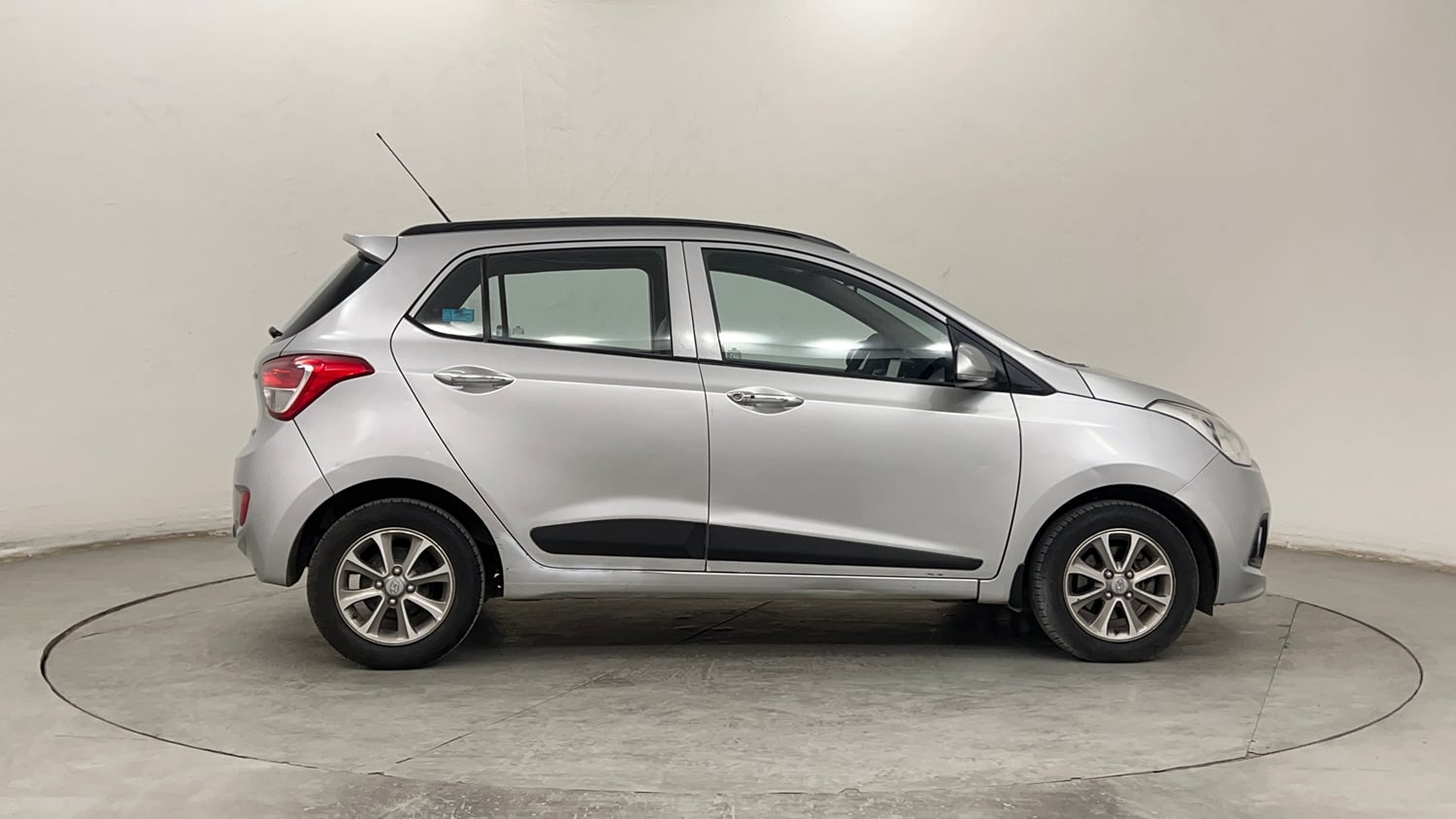 Used 2016 Hyundai Grand i10 Asta AT 1.2 Kappa VTVT Petrol Automatic exterior RIGHT SIDE VIEW