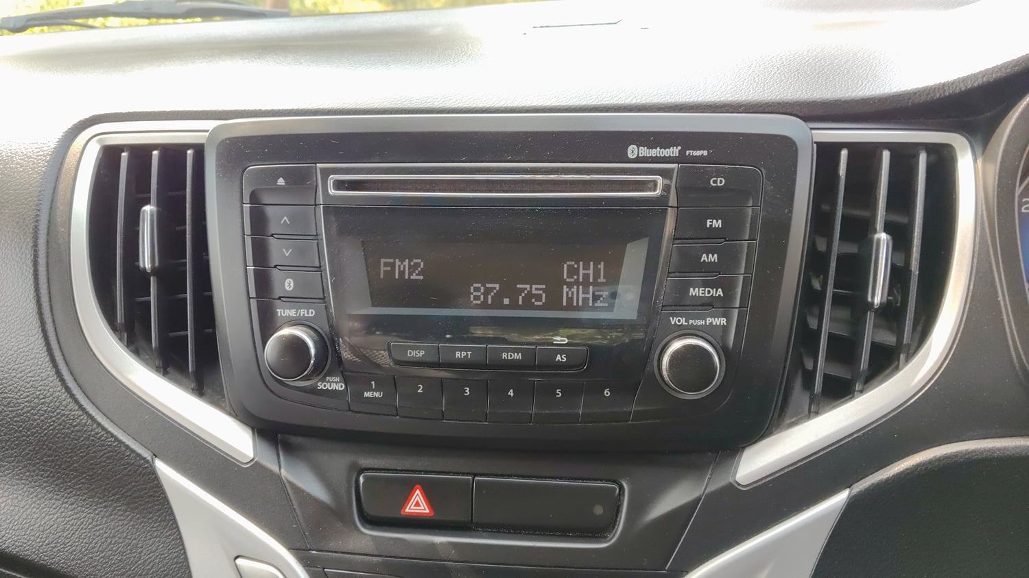 Used 2017 Maruti Suzuki Baleno Delta 1.2 Petrol Manual top_features Integrated (in-dash) music system