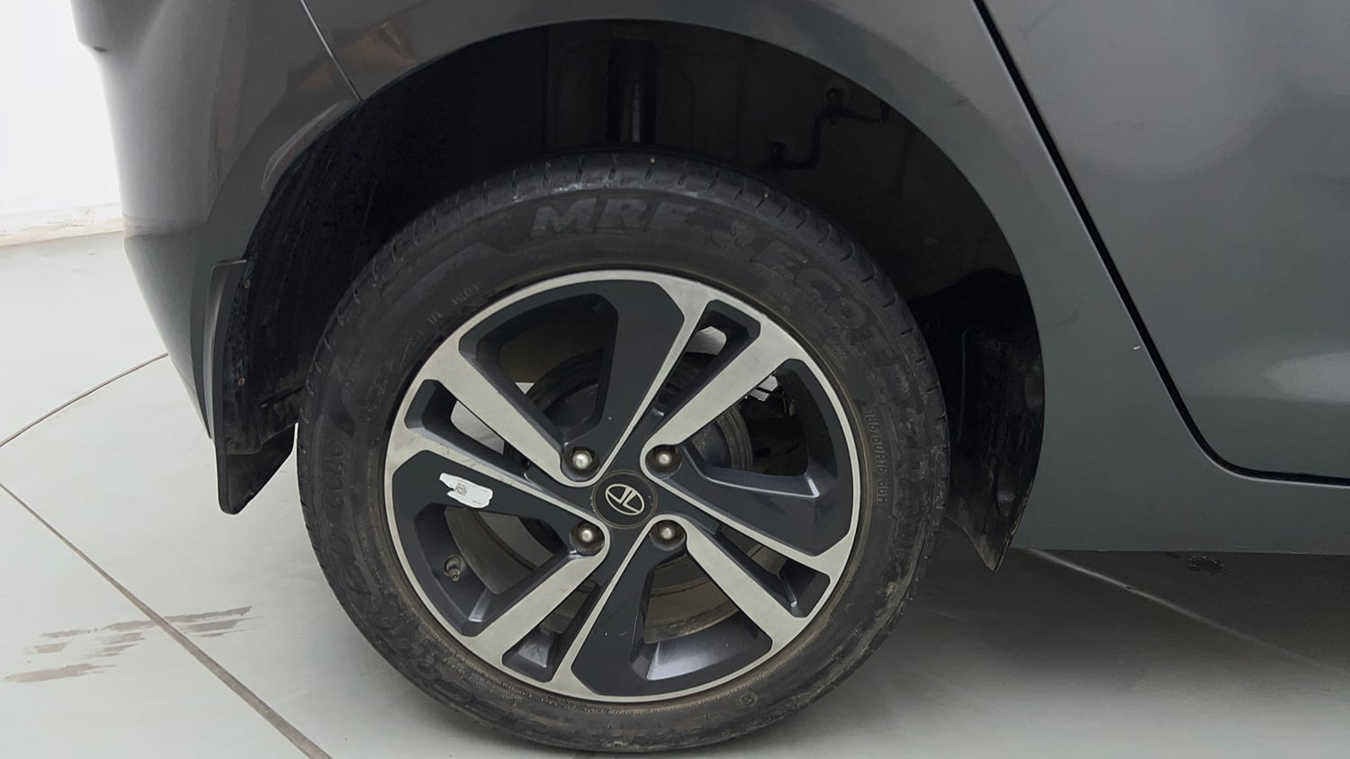 Used 2025 Tata Altroz XZA Petrol Petrol Automatic tyres RIGHT REAR TYRE RIM VIEW