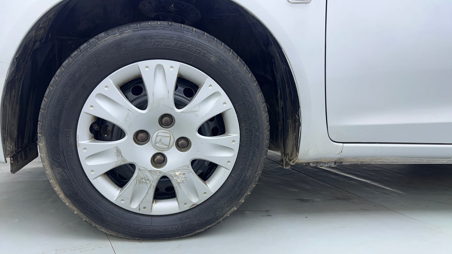 Used 2013 Honda Amaze 1.2 S i-VTEC Petrol Manual tyres LEFT FRONT TYRE RIM VIEW
