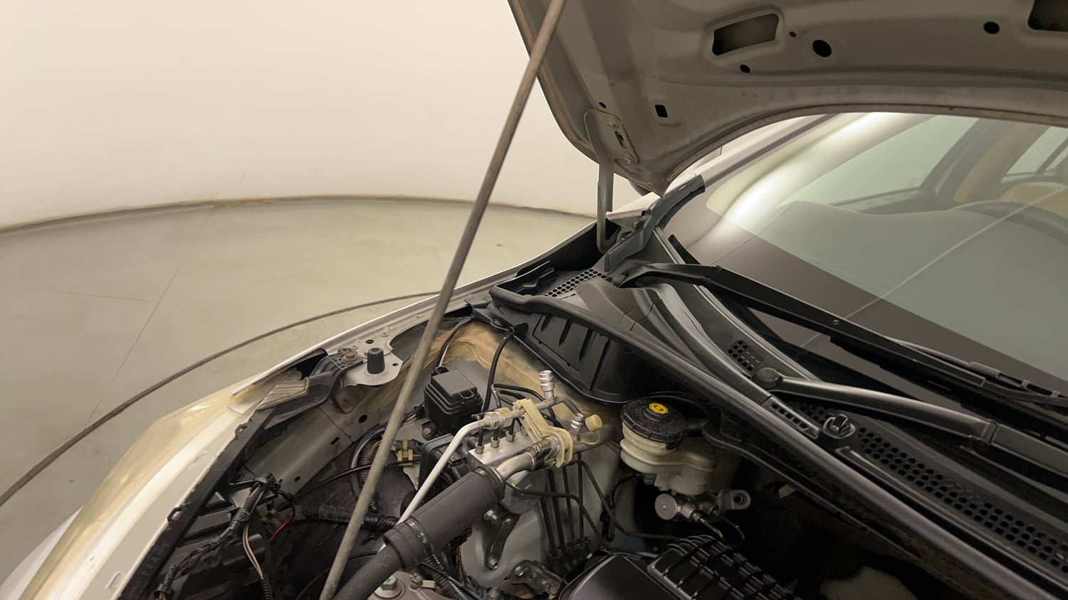 Used 2015 Honda City VX CVT Petrol Automatic engine ENGINE RIGHT SIDE HINGE & APRON VIEW