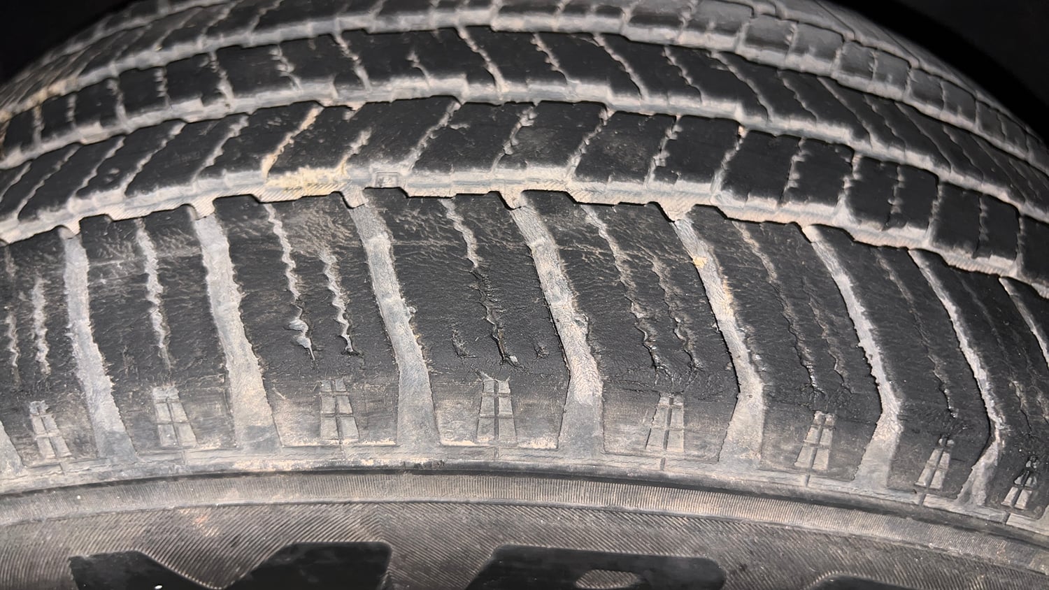 Used 2022 Mahindra Scorpio N Z8 L Petrol AT 6 STR Petrol Automatic tyres RIGHT FRONT TYRE TREAD VIEW