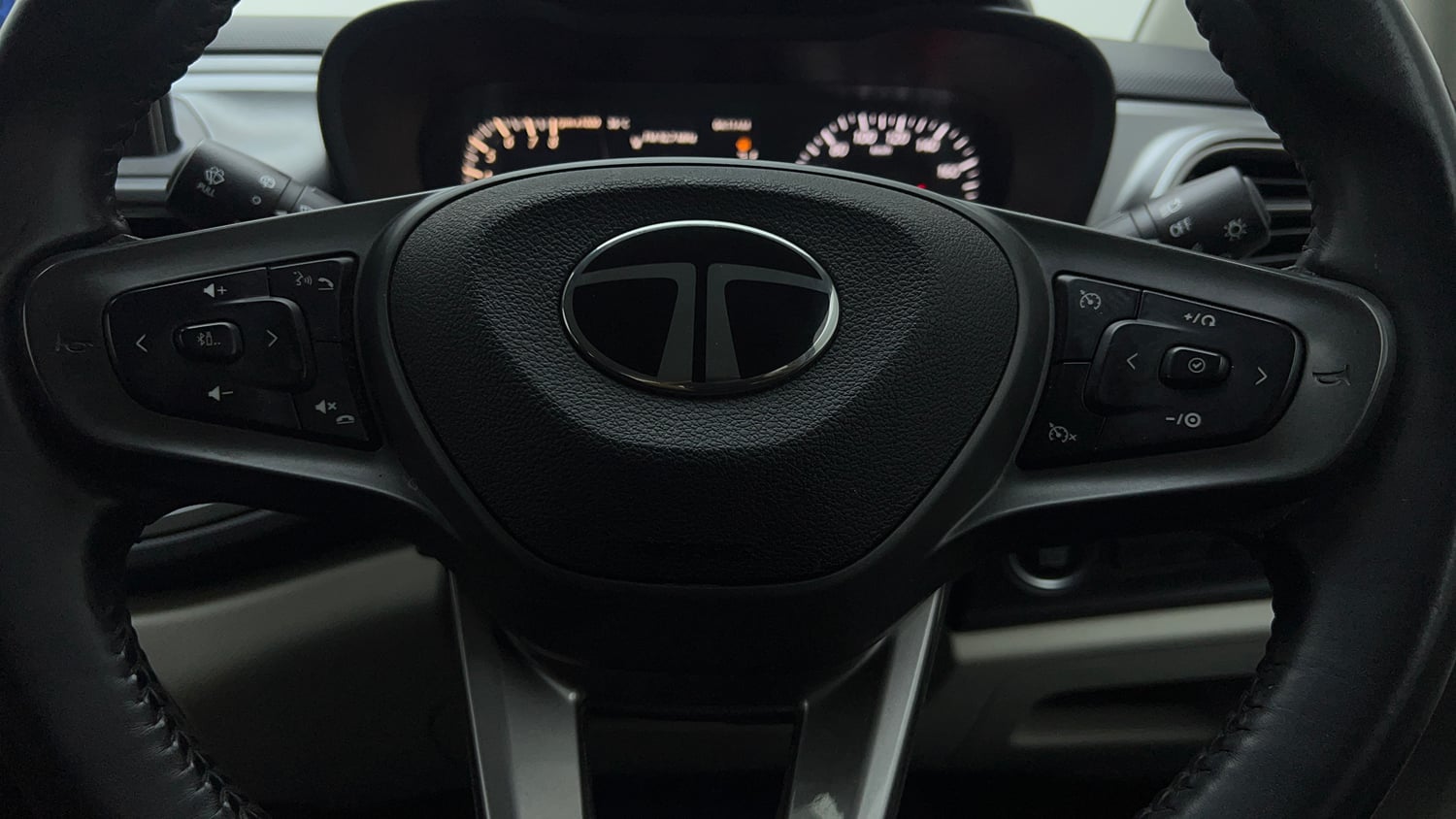 Used 2025 Tata Altroz XZA Petrol Petrol Automatic top_features Cruise control