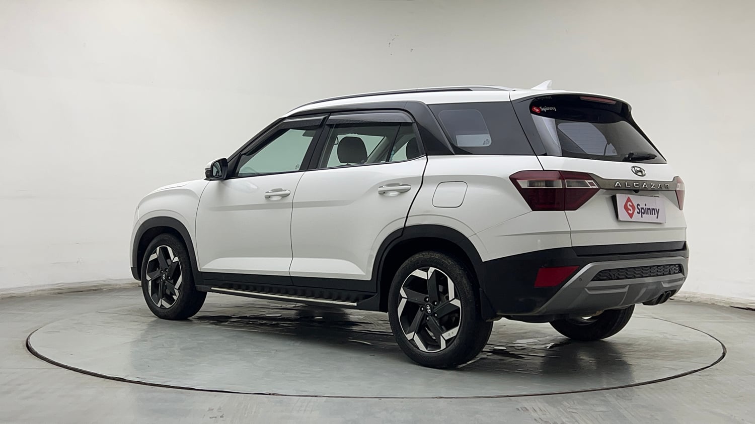 Used 2024 Hyundai Alcazar Platinum (O) 7 Seater 1.5 Diesel AT Diesel Automatic exterior LEFT REAR CORNER VIEW